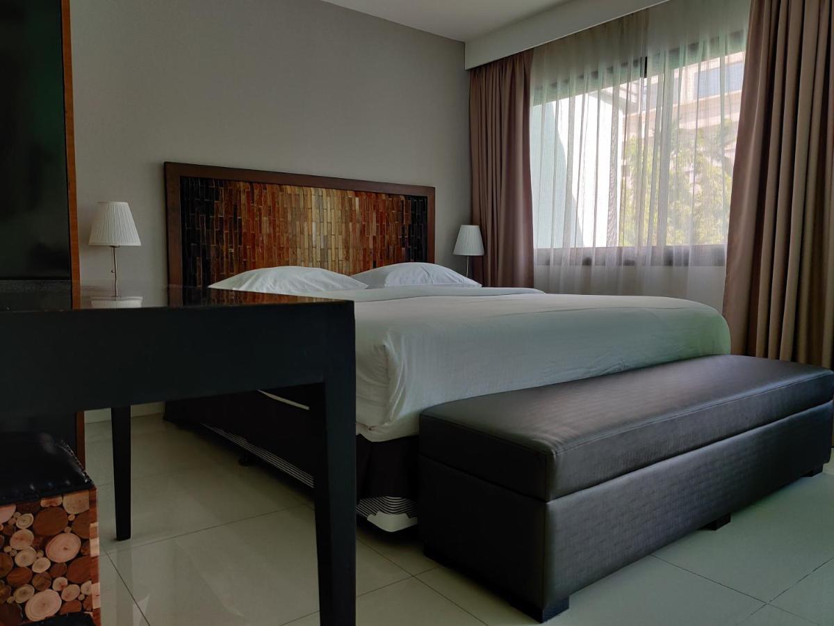 Check In Saladaeng (Adults Only) Hotell Bangkok Exteriör bild